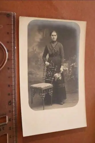 tolles altes Foto - hübsche Frau mit Stuhl - Studiofoto - Ort ?? 1910-20