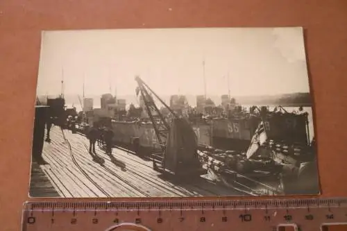 tolles altes Foto - Hafen - Kriegsschiffe 51, 52, 55,57 ??? - Ort