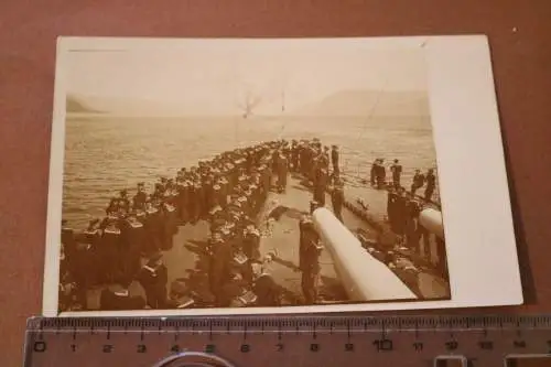 tolles altes Foto - Kaiserliche Marine - Matrosen schauen Landschaft an
