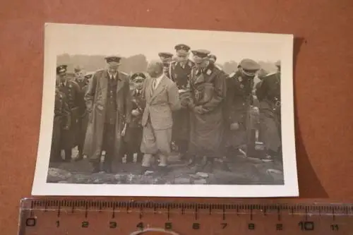 altes Foto - hohe Offiziere der Luftwaffe und Zivilist  begutachten ???? 