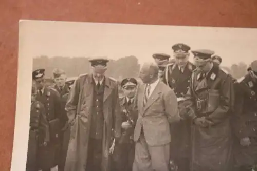 altes Foto - hohe Offiziere der Luftwaffe und Zivilist  begutachten ???? 