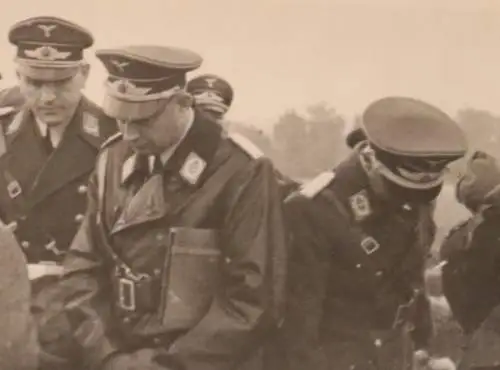 altes Foto - hohe Offiziere der Luftwaffe und Zivilist  begutachten ???? 