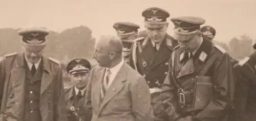 altes Foto - hohe Offiziere der Luftwaffe und Zivilist  begutachten ???? 
