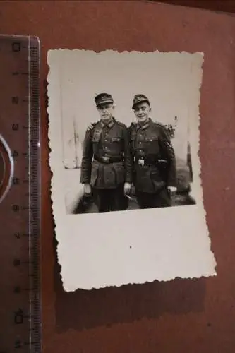 tolles altes Foto - zwei Soldaten einer mit Pistolentasche