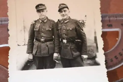 tolles altes Foto - zwei Soldaten einer mit Pistolentasche 
