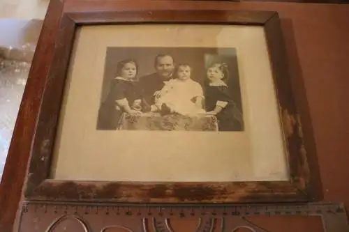 altes Foto im Rahmen - Vater mit seinen Töchtern - 1900-1920 - Bremen ?