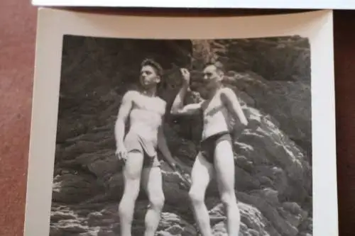 neun tolle alte Fotos - junge Männer in Badehosen - Soldaten ? am baden 30-40er