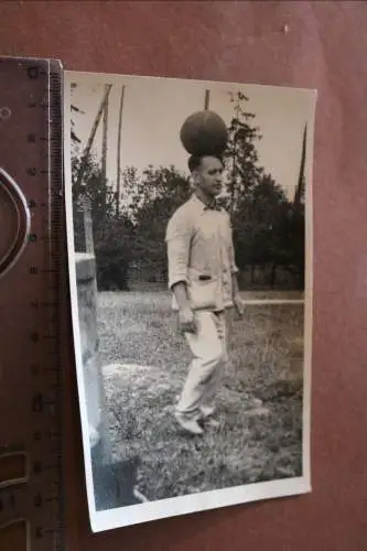 altes Foto - Mann balanciert einen Ball auf dem Kopf  Ettersberg 1950