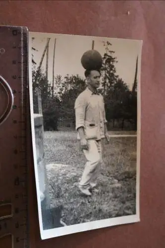 altes Foto - Mann balanciert einen Ball auf dem Kopf  Ettersberg 1950 