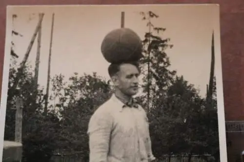 altes Foto - Mann balanciert einen Ball auf dem Kopf  Ettersberg 1950