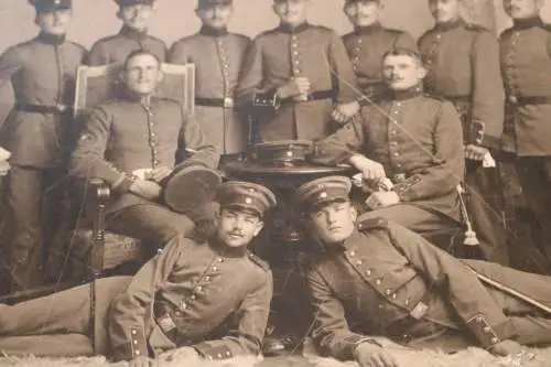 altes großes Mannschaftsfoto Soldaten Inf.-Regt. ?? Fahnenträger - Landshut