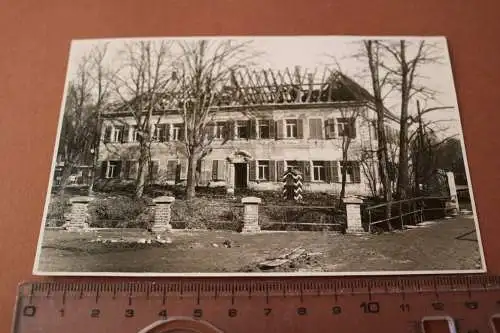 altes Foto - zerstörtes Gebäude - davor ein Wachhäuschen