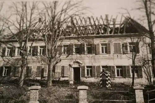 altes Foto - zerstörtes Gebäude - davor ein Wachhäuschen