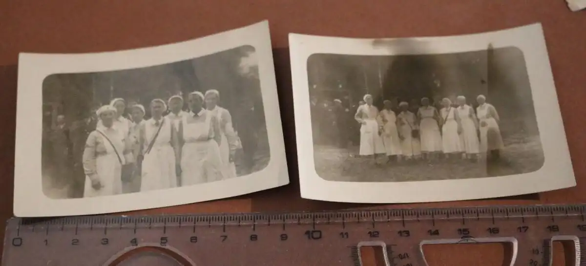 zwei alte Fotos - Gruppe Krankenschwestern und Sanitäter