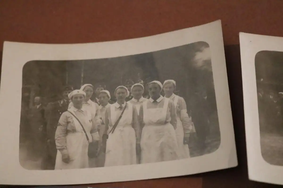 zwei alte Fotos - Gruppe Krankenschwestern und Sanitäter