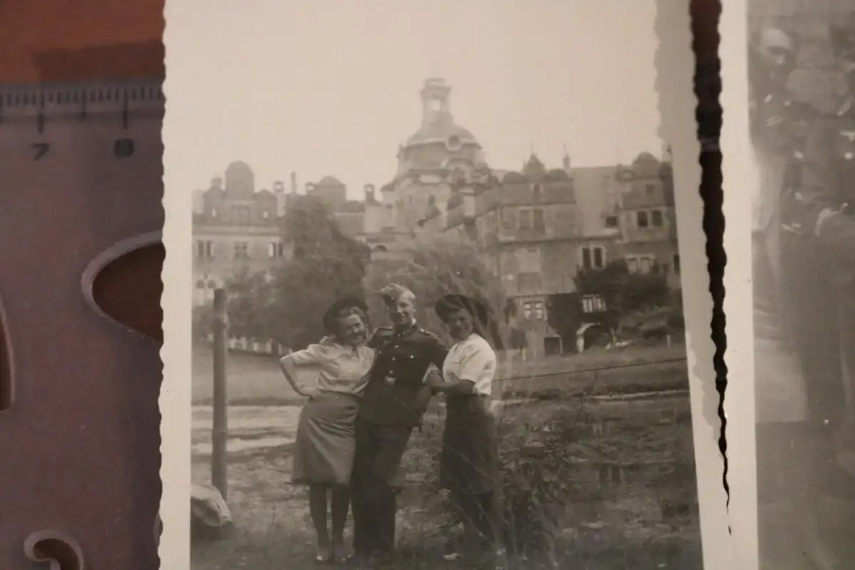 zwei alte Fotos - junger Soldat mit Ärmelband - ......schule ??? 
