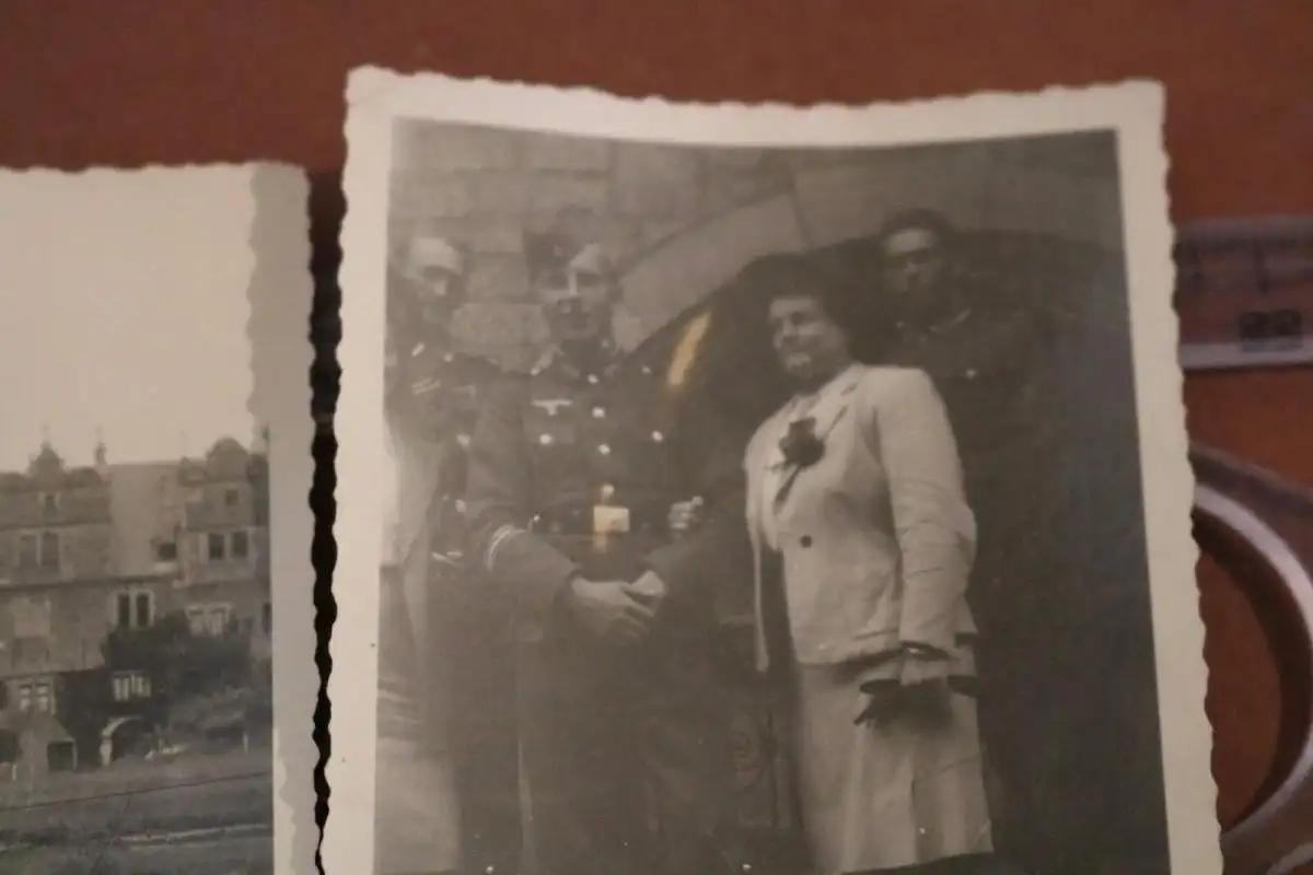 zwei alte Fotos - junger Soldat mit Ärmelband - ......schule ??? 