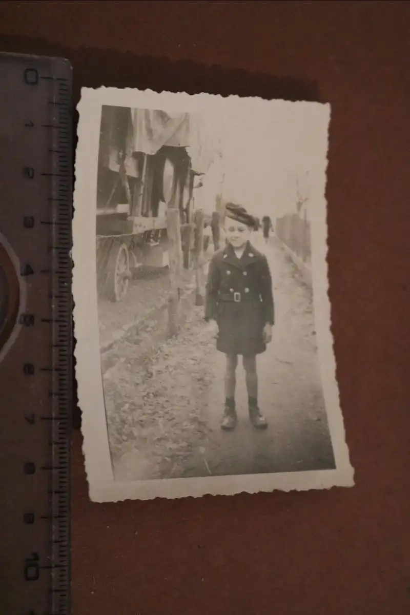 altes Foto - kleiner russischer Junge mit Matrosenmütze