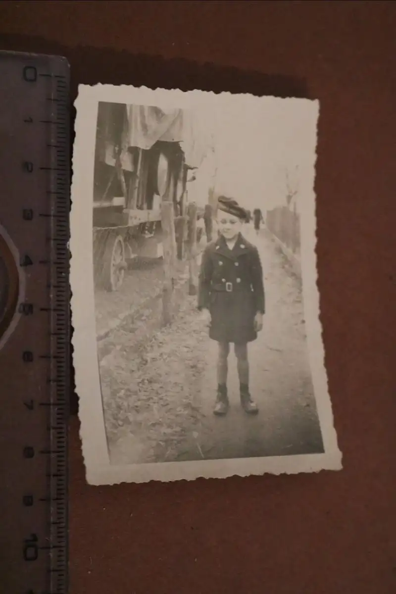  altes Foto - kleiner russischer Junge mit Matrosenmütze