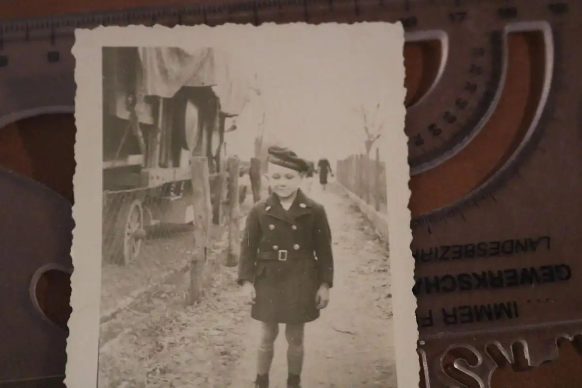 altes Foto - kleiner russischer Junge mit Matrosenmütze