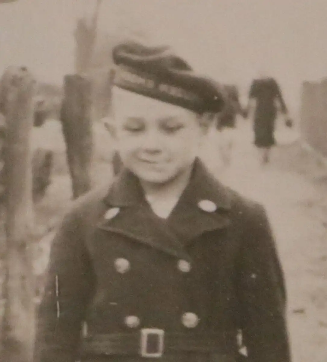  altes Foto - kleiner russischer Junge mit Matrosenmütze