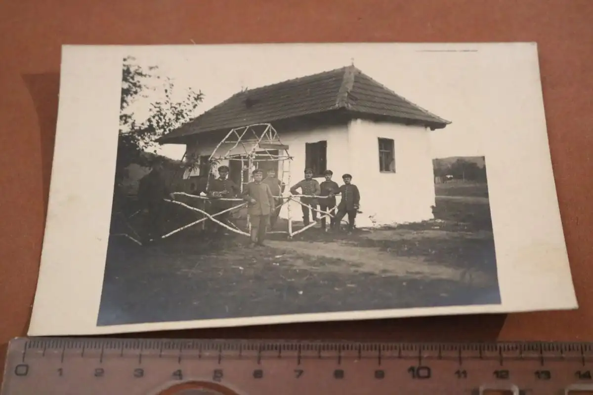 altes Foto Gruppe Soldaten vor einem Haus - 1917