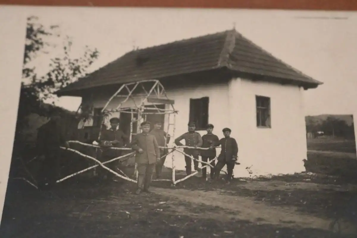altes Foto Gruppe Soldaten vor einem Haus - 1917