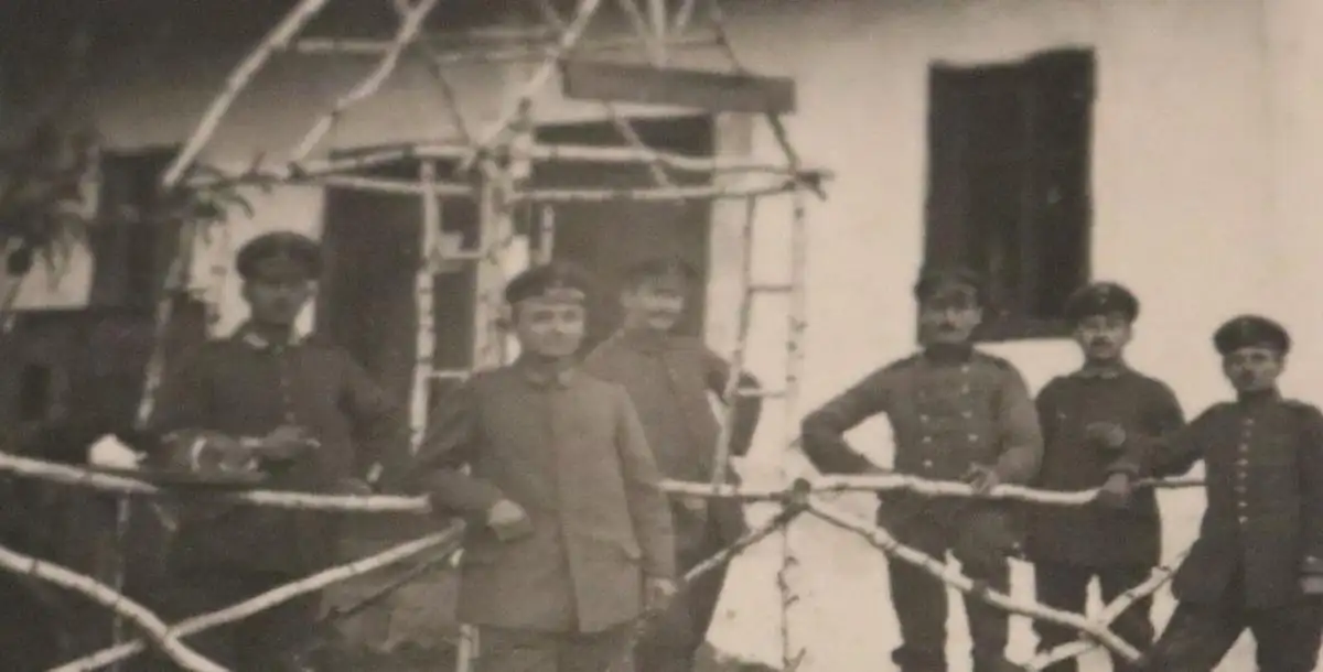 altes Foto Gruppe Soldaten vor einem Haus - 1917