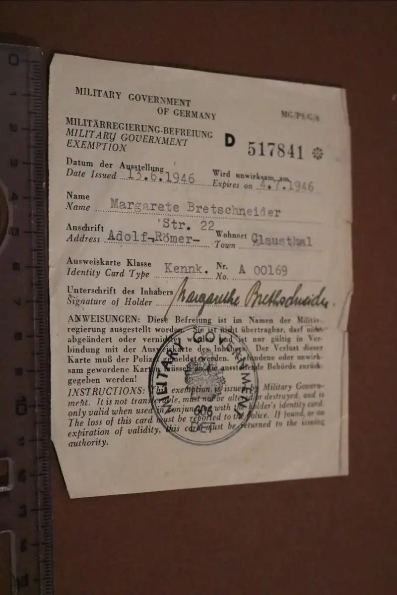 alte Reisebescheinigung für eine Frau von der Militärregierung 1946