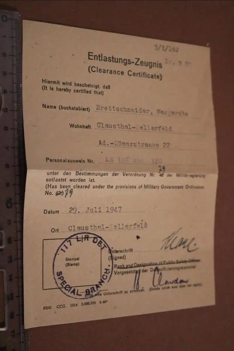 altes Entlastungs-Zeugnis für eine Frau von der Militärregierung 1947