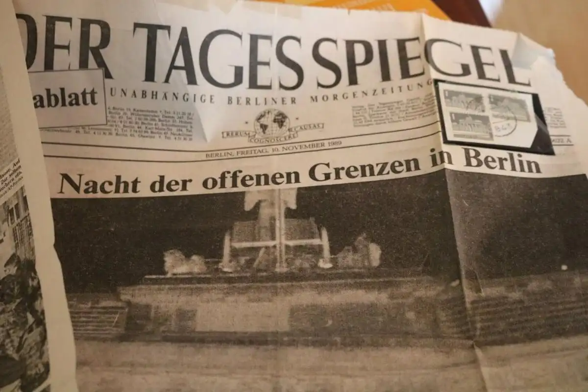 zwei Seiten Bericht Tagesspiegel - offene Grenzen Berlin - 10.11.1989