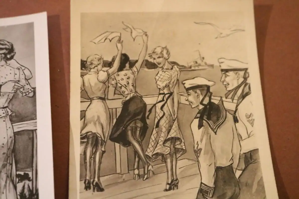 zwei alte Fotos  Karikaturen Matrosen - Anpeilen und Windstärke 8