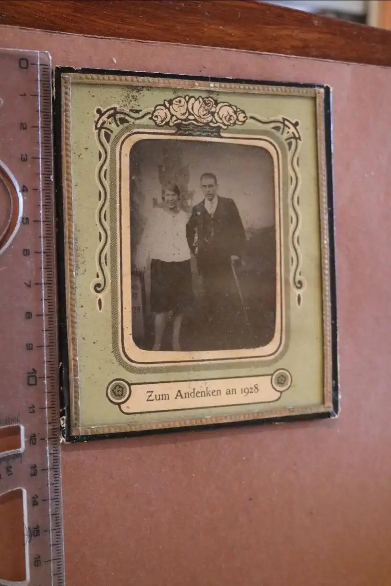 tolles altes Foto im Glasrahmen Portrait Frau und Mann  1928