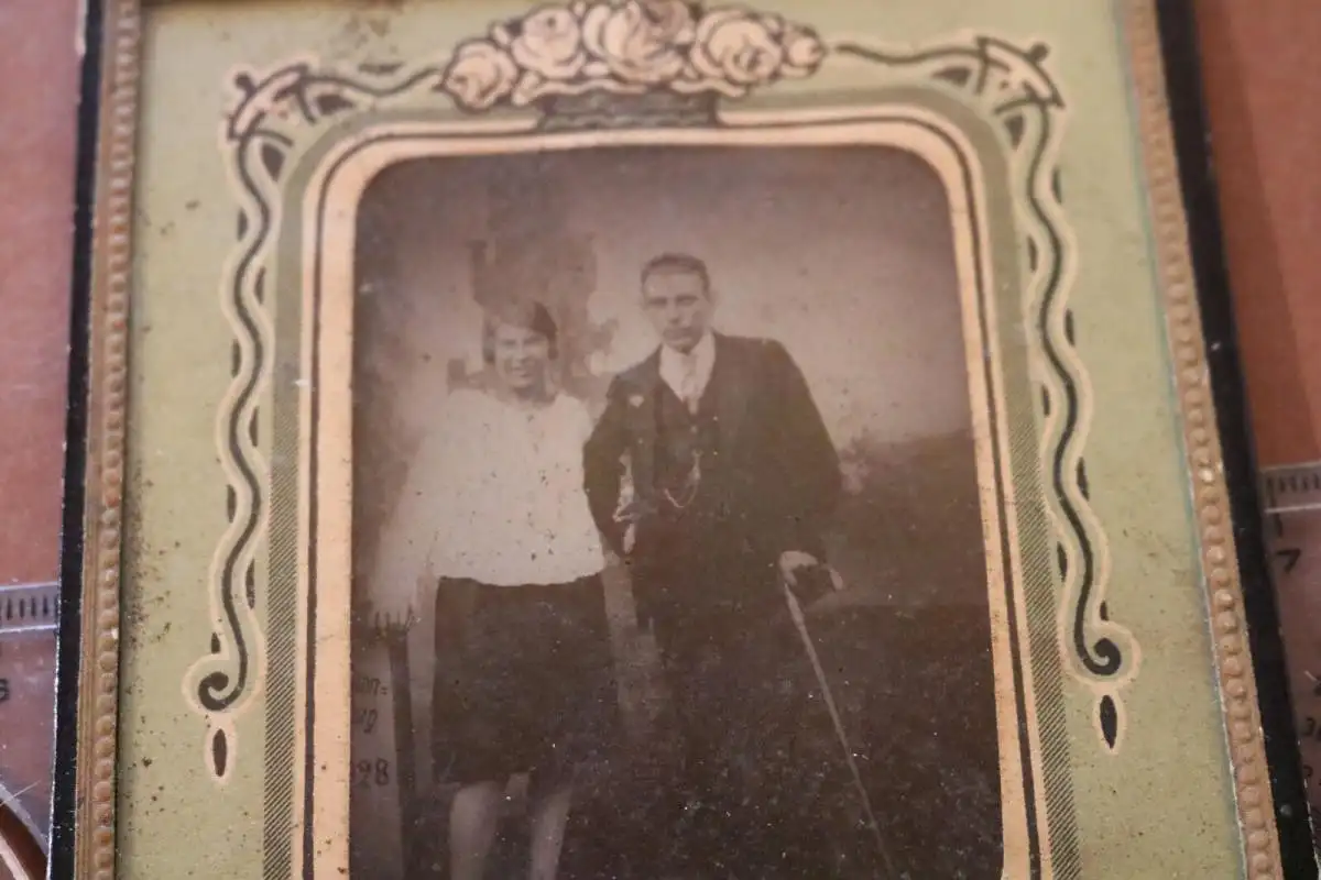 tolles altes Foto im Glasrahmen Portrait Frau und Mann  1928