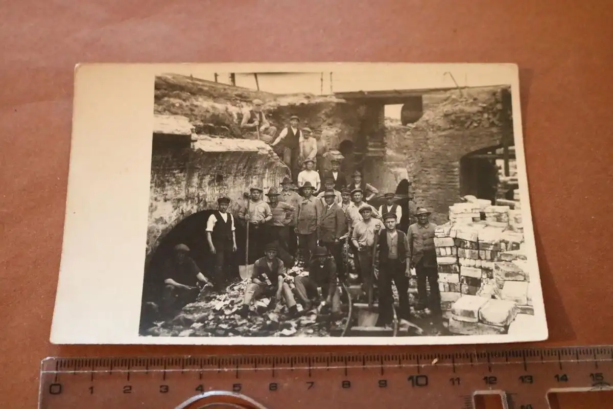tolles altes Foto Gruppe Arbeiter auf dem Bau - Steine kloppen 1910-20