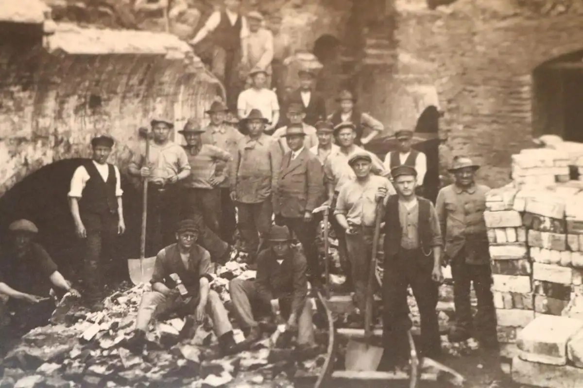 tolles altes Foto Gruppe Arbeiter auf dem Bau - Steine kloppen 1910-20