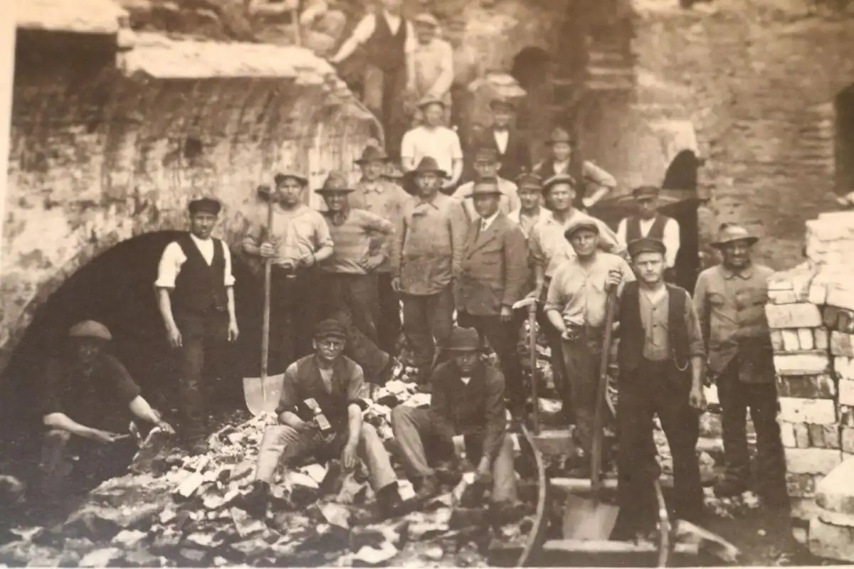 tolles altes Foto Gruppe Arbeiter auf dem Bau - Steine kloppen 1910-20