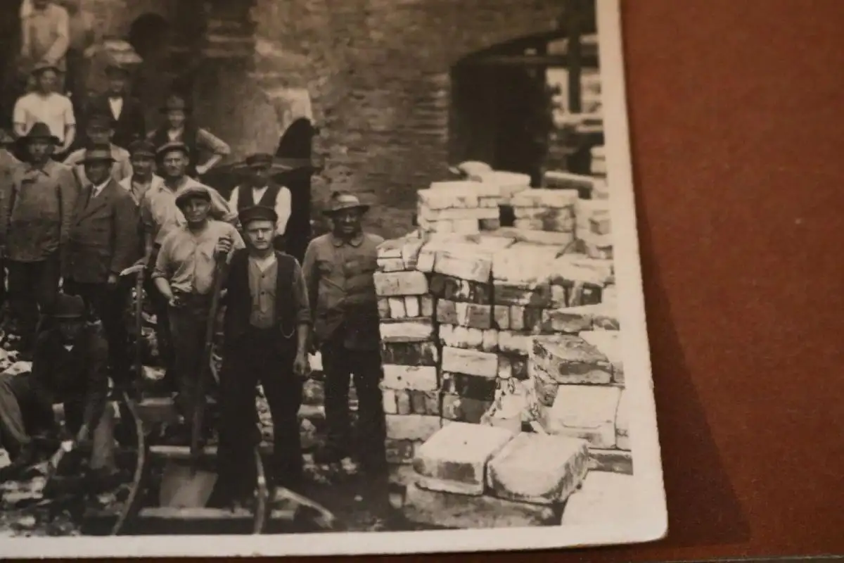 tolles altes Foto Gruppe Arbeiter auf dem Bau - Steine kloppen 1910-20