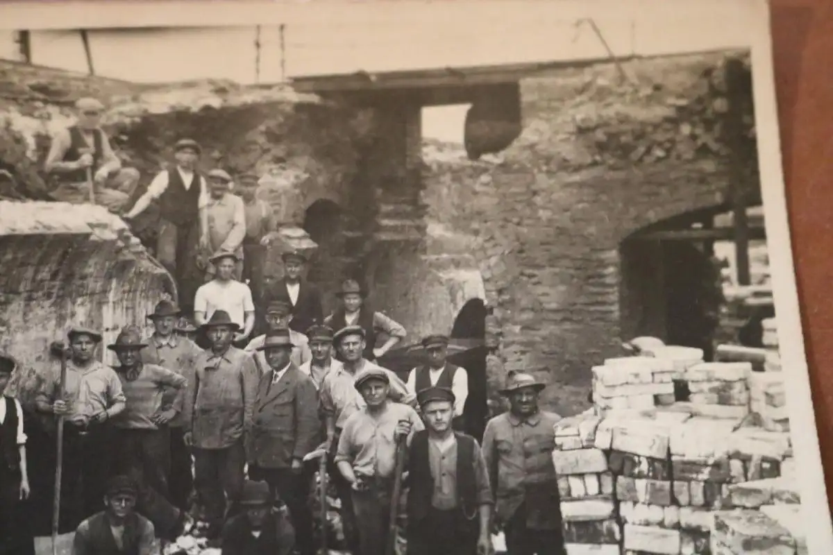 tolles altes Foto Gruppe Arbeiter auf dem Bau - Steine kloppen 1910-20