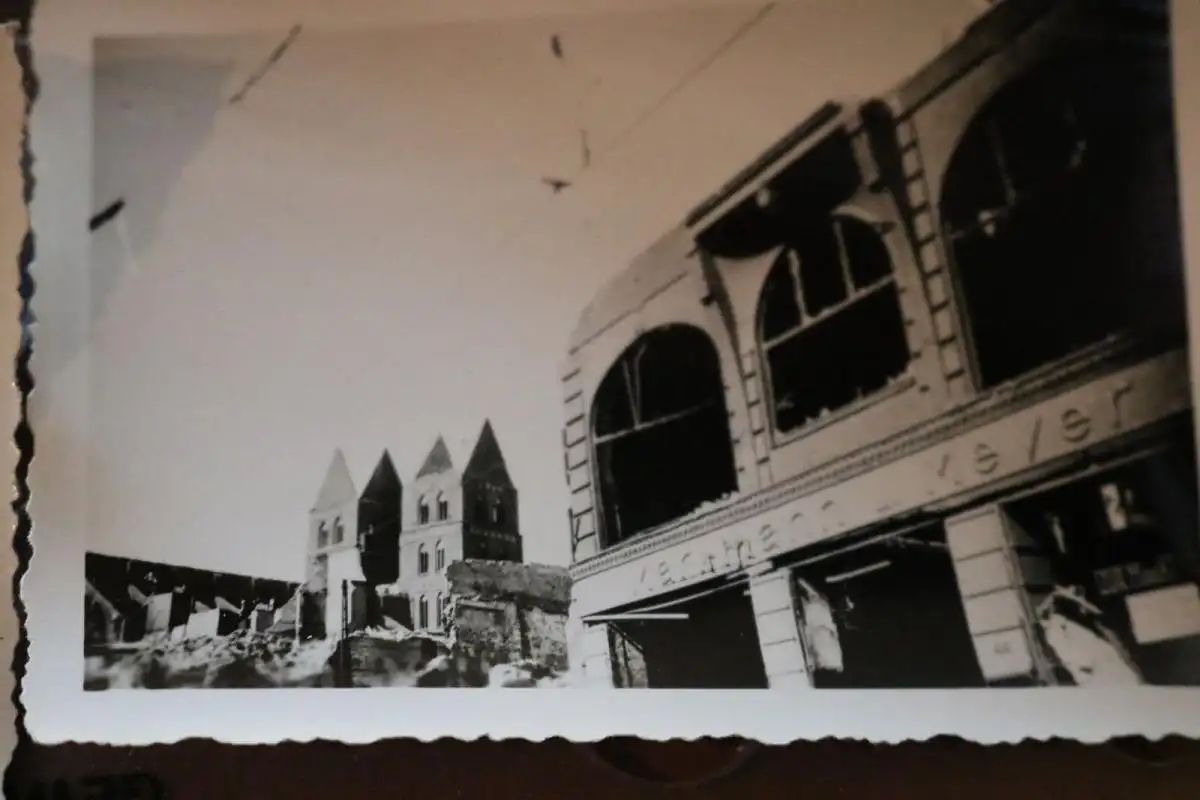 21 alte Fotos Soldaten , Lübeck 1942 ?? zerstörte Gebäude - Markmann u Meyer  ?