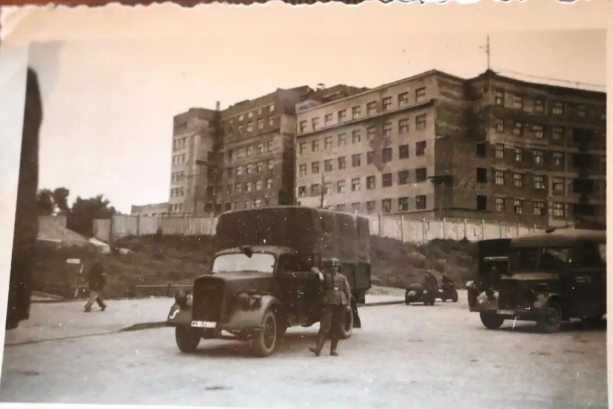 21 alte Fotos Soldaten , Lübeck 1942 ?? zerstörte Gebäude - Markmann u Meyer  ?