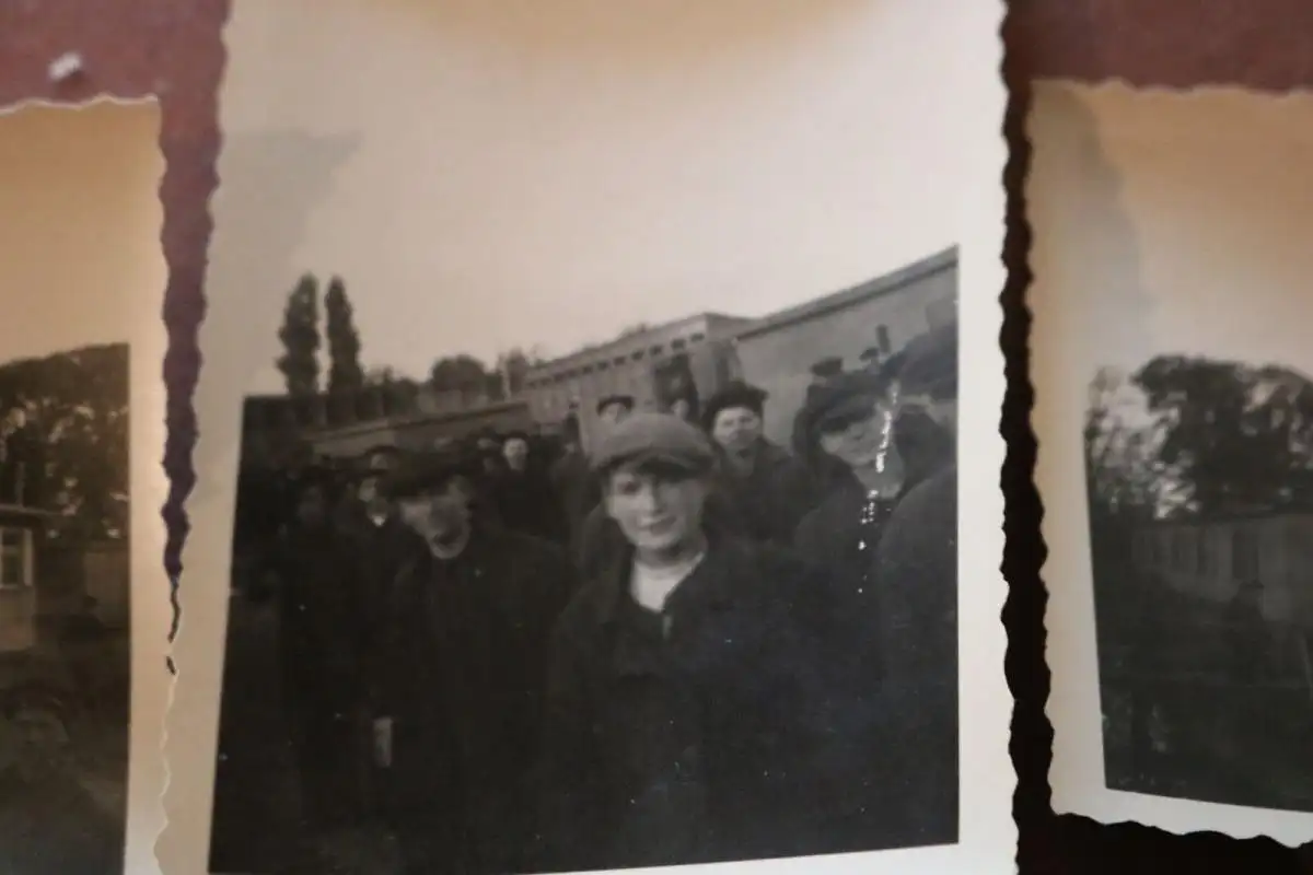 vier alte Fotos -  Baracken - Gefangenenlager ?? junge Männer - Ort ?