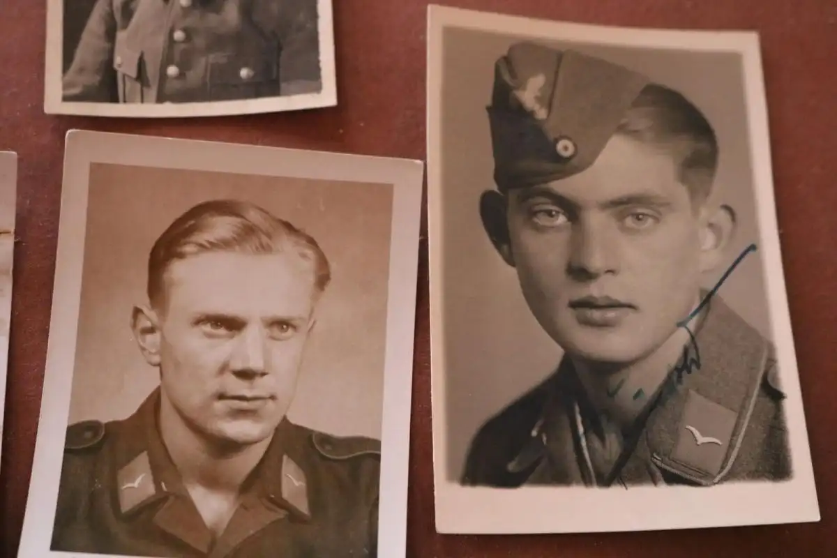 sechs altes Fotos - Portraits Soldaten für Ausweise ???