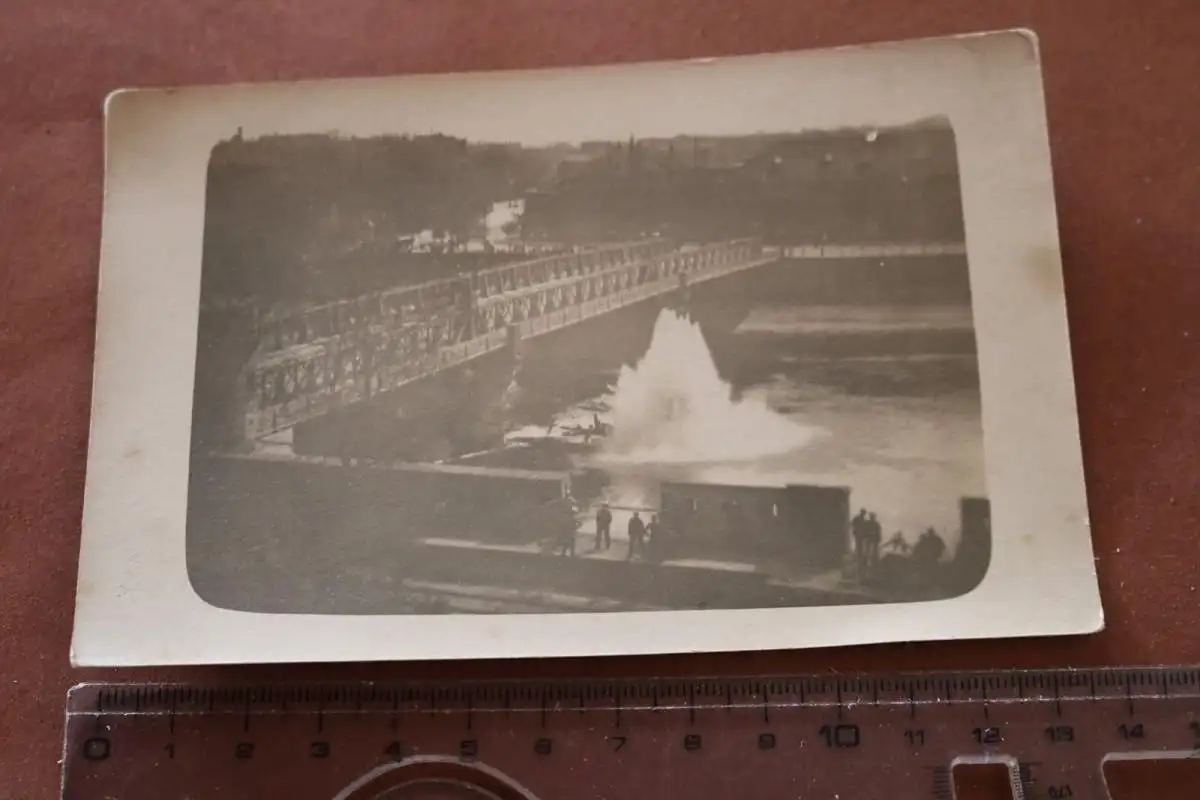 altes Foto Explosion im Wasser neben einer Brücke - Ort ???