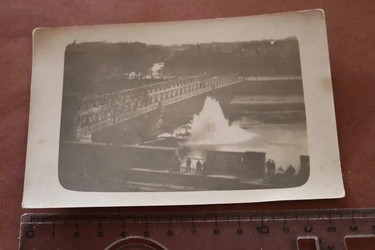  altes Foto Explosion im Wasser neben einer Brücke - Ort ???