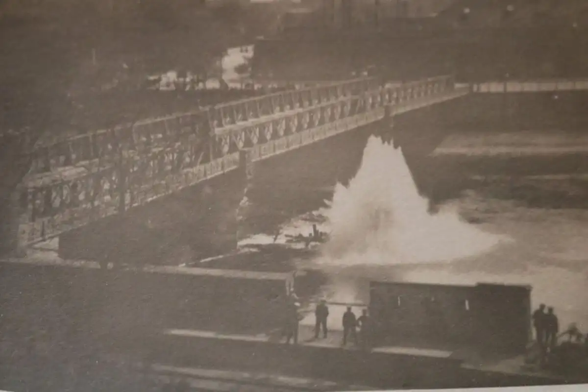 altes Foto Explosion im Wasser neben einer Brücke - Ort ???