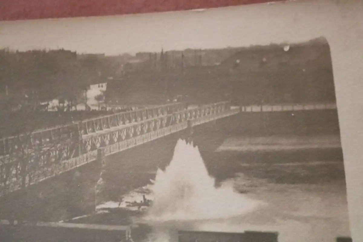 altes Foto Explosion im Wasser neben einer Brücke - Ort ???