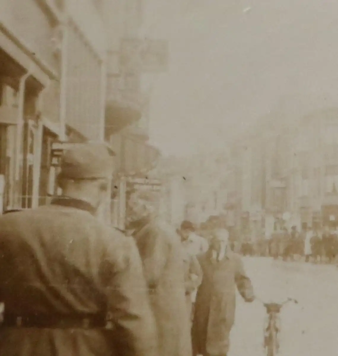 tolles altes Foto - Strassenzug mit Geschäfte - Deutschland - Soldaten - Ort ??