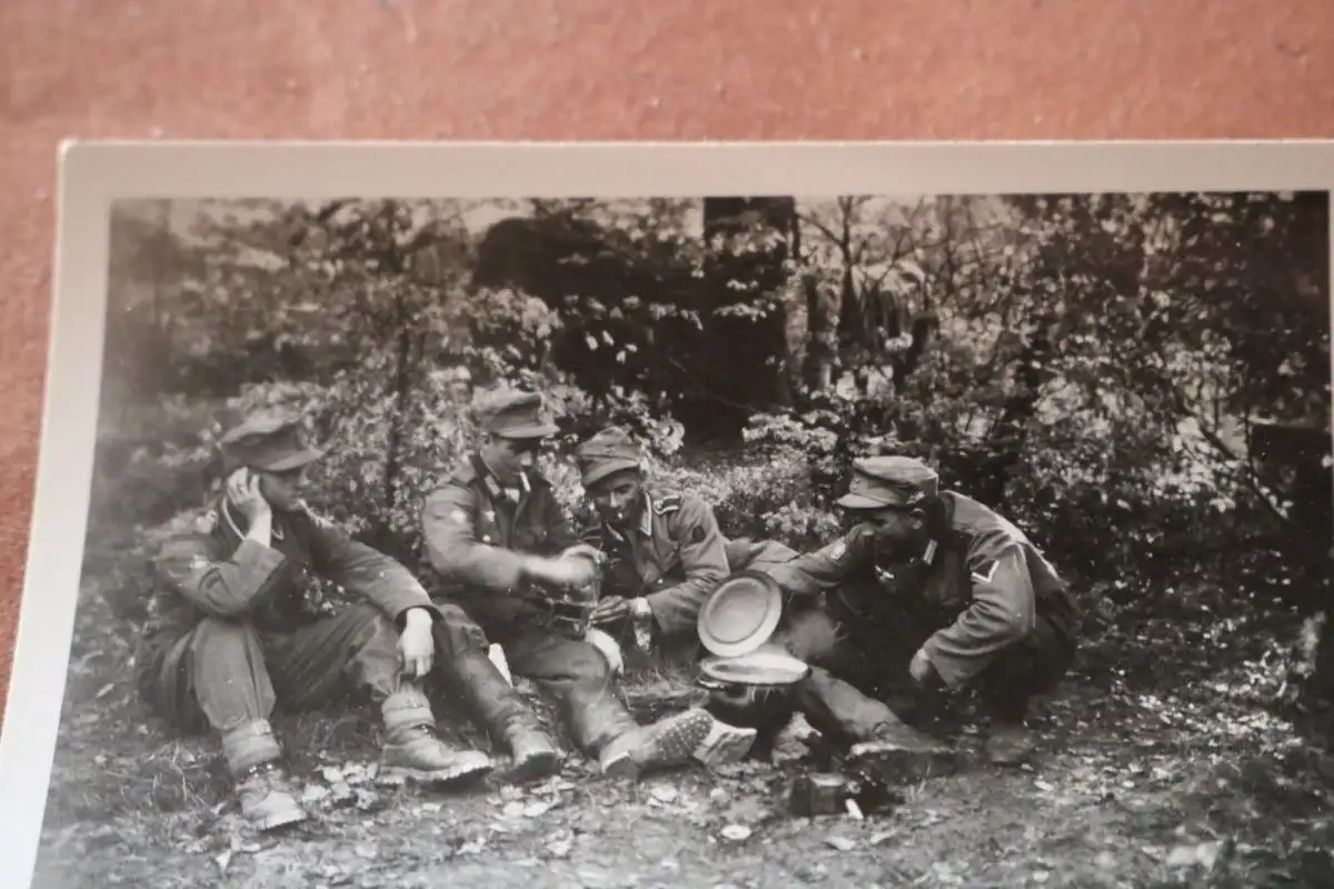 tolles altes Foto - Gebirgsjäger beim Suppe kochen