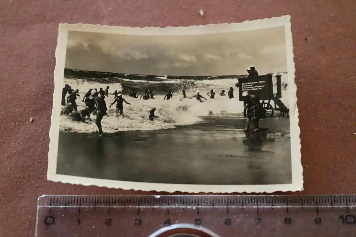 tolles altes Foto Badegäste am Strand - Badeaufsicht auf Holzkarren